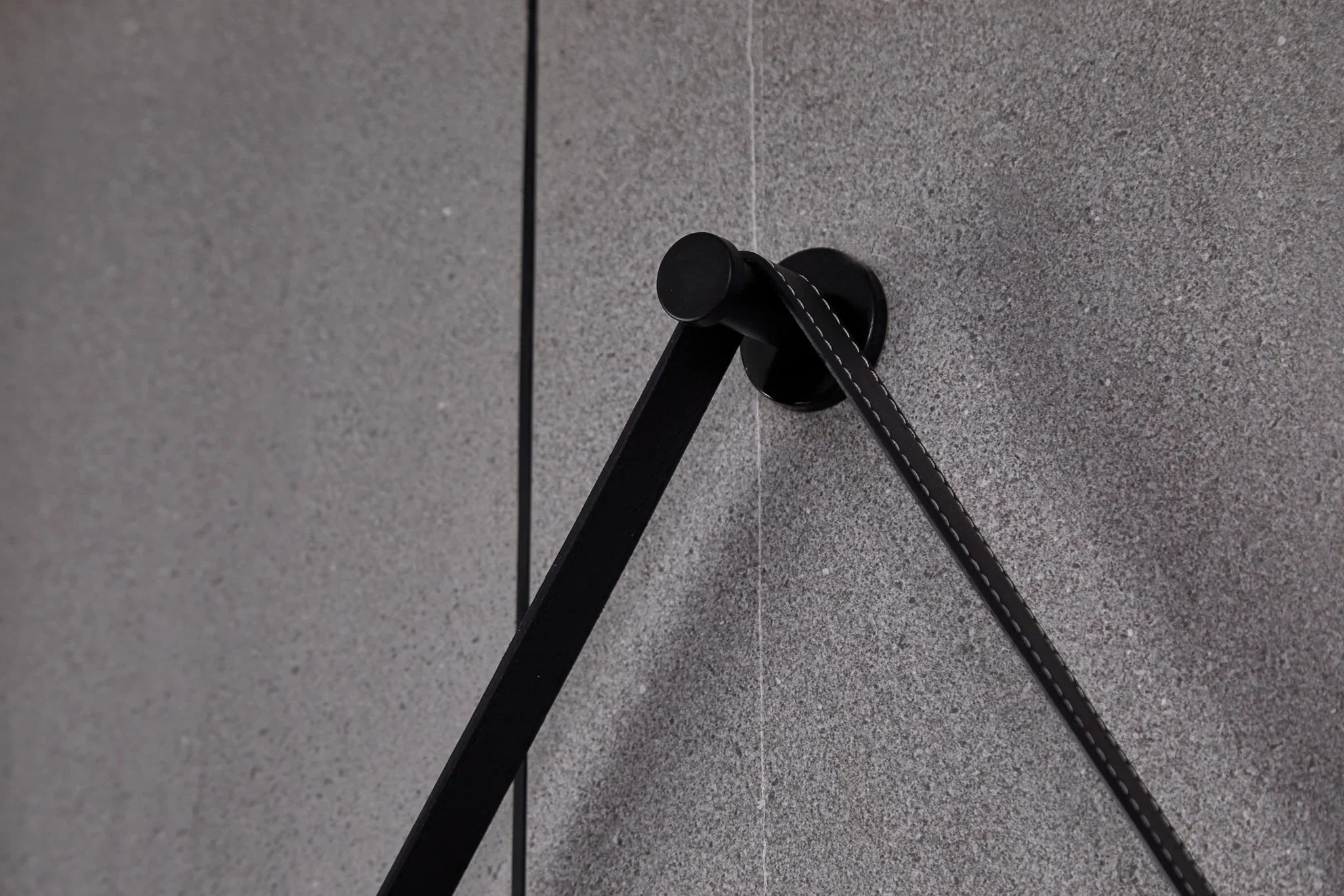 Round Mirror 80 cm with Stylish Black Strap, Built-in LED Lighting and Anti-fog Function